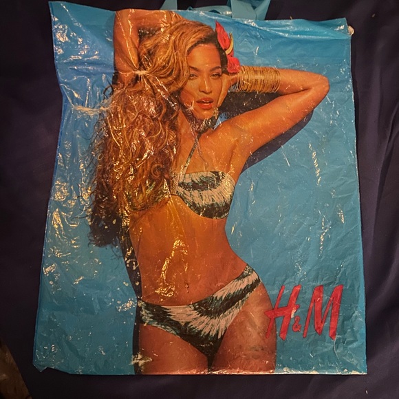 Beyoncé H&M retail bag this bag is 10 years old kept in closet - Picture 2 of 2
